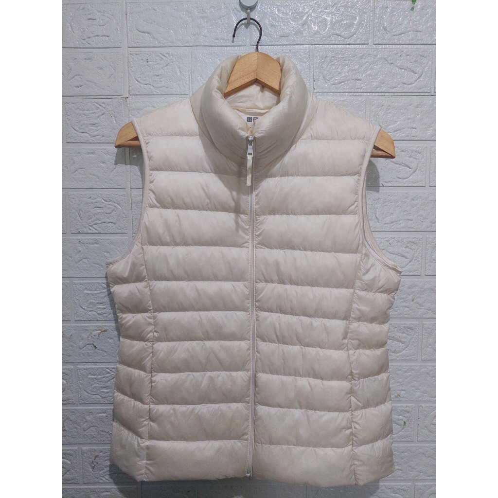 UNIQLO ultralight vest jaket broken white women