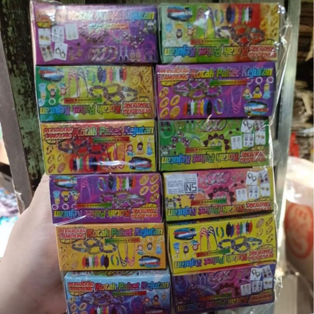 

Kado Kotak Berhadiah Uang Tunai Mainan Aksesoris Isi 50 kotak