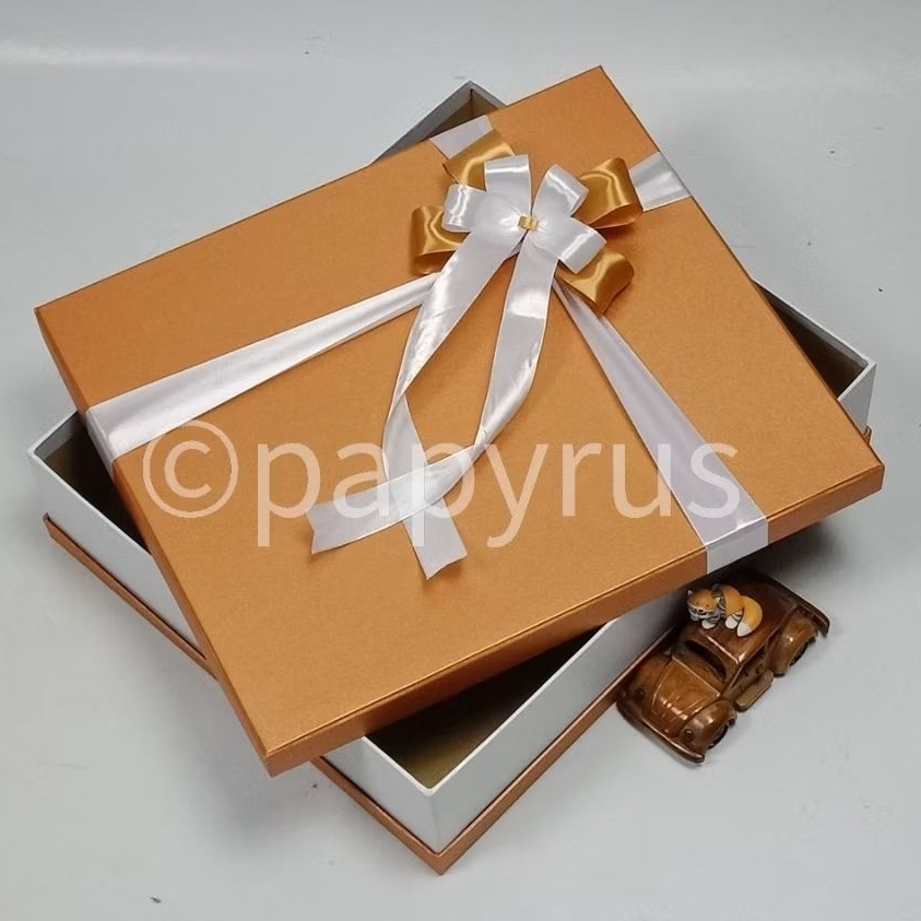

PAPYRUS Sandwich 35x40 Tinggi 8cm Kotak Kado Gift Box Hardbox Hampers V3