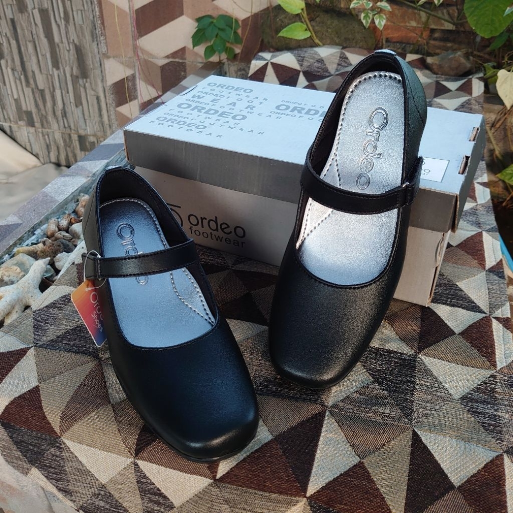 sepatu pancus hitam wanita terlaris kekinian