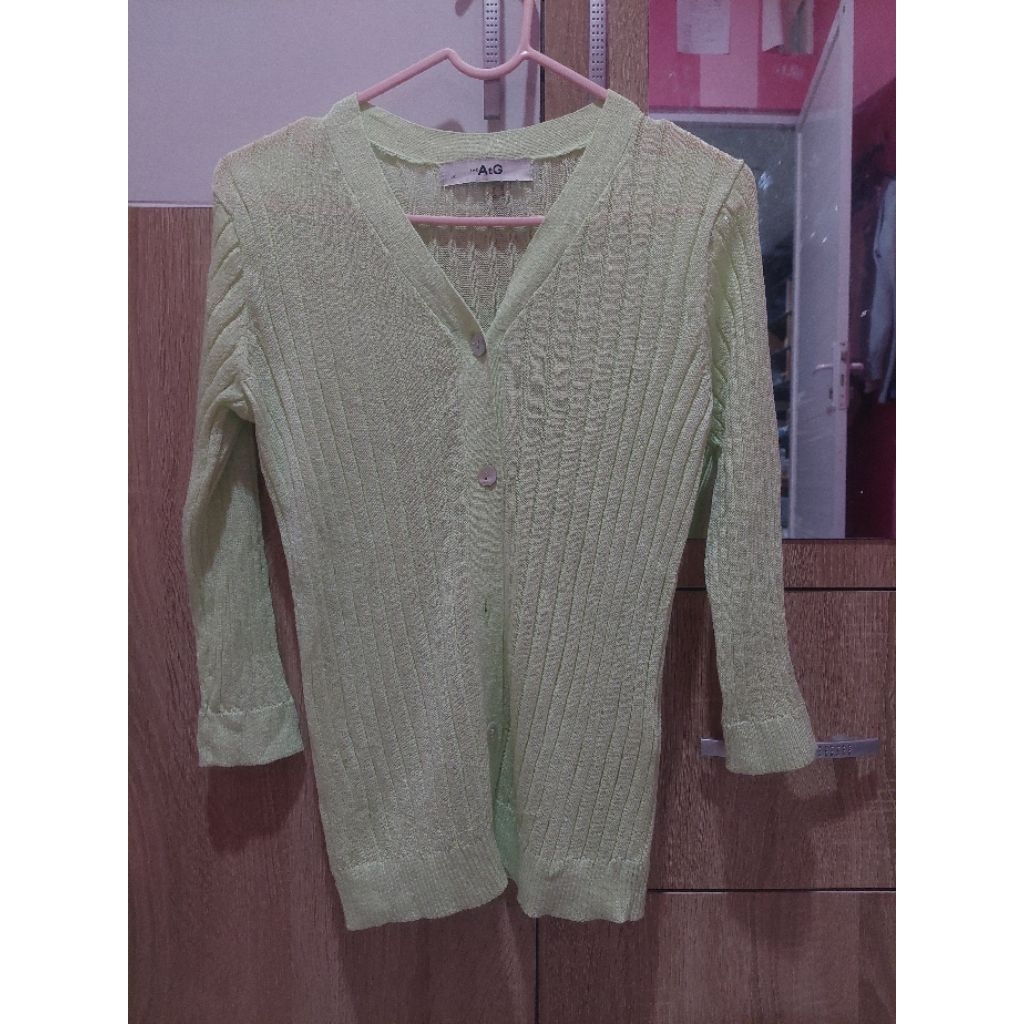 cardigan AtG warna hijau minus hilang kancing 1
