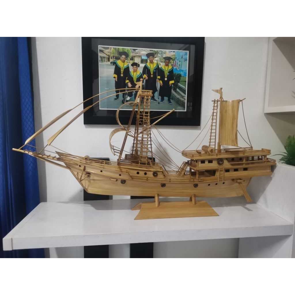 Miniatur Kapal Bambu Sovenir Cindramata Kerajinan Bambu