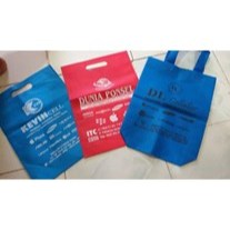 

Tas Ponsel Kain Press Spunbond Standing Handle Polos Uk 20 x 25 x 8 cm - Orderan Mira + Sablon 1sisi