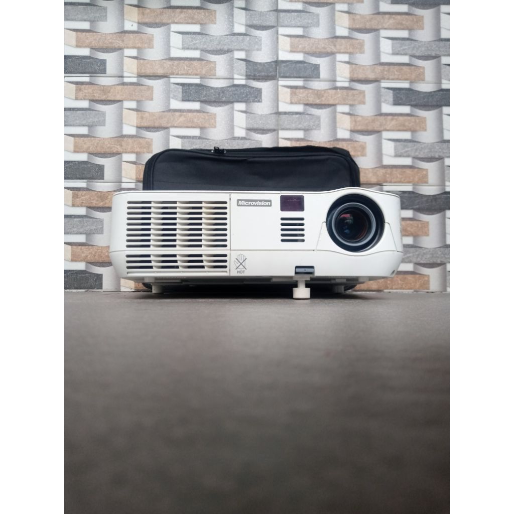 Proyektor Second / bekas | Microvision Ms130ed | 3000lumens | Svga | tech DLP | Warna putih
