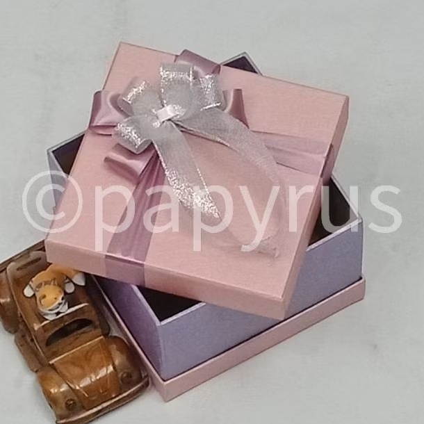 

PAPYRUS Sandwich 15x15 Tinggi 8cm Kotak Kado Gift Box Hardbox Hampers Hadiah V3