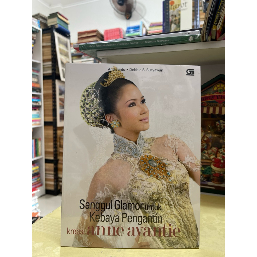 BUKU SANGGUL GLAMOR UNTUK KEBAYA PENGANTIN KREASI ANNE AVANTIE