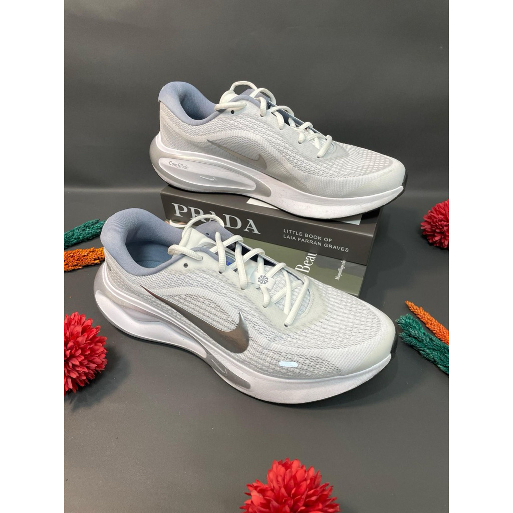 Preloved Journey Run Road Running Shoes/Sepatu Lari for Men/Pria in White/Putih Not Black/Hitam Mura