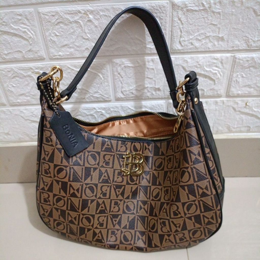 murah...preloved tas wanita model hobo merk bonia ukuran panjang 30 cm lebar 10 cm tinggi 20 cm plat