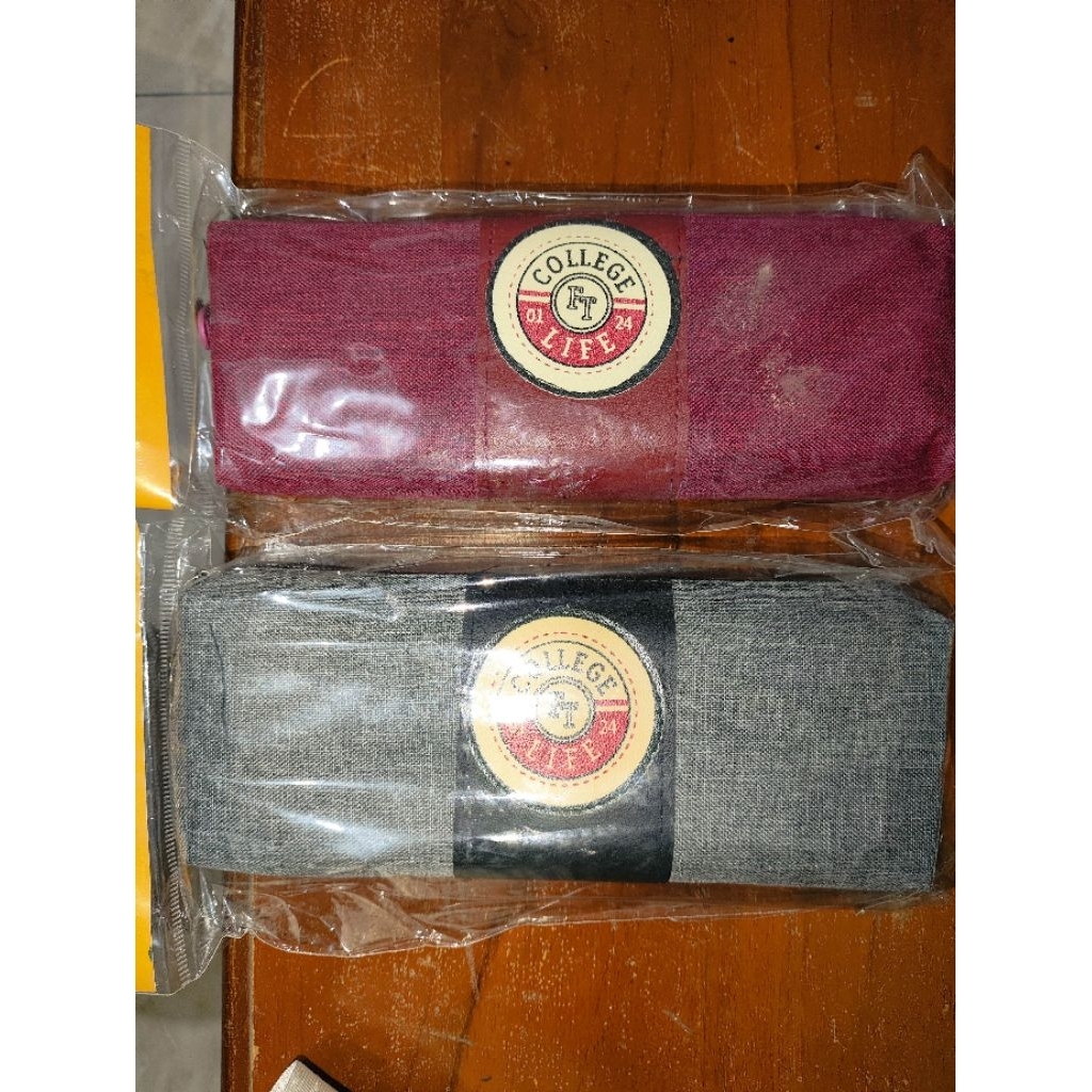 

KOTAK PENSIL DOMPET TEMPAT PULPEN DISGRIP SIMPEL