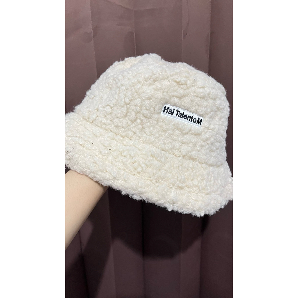 Bucket hat bulu domba