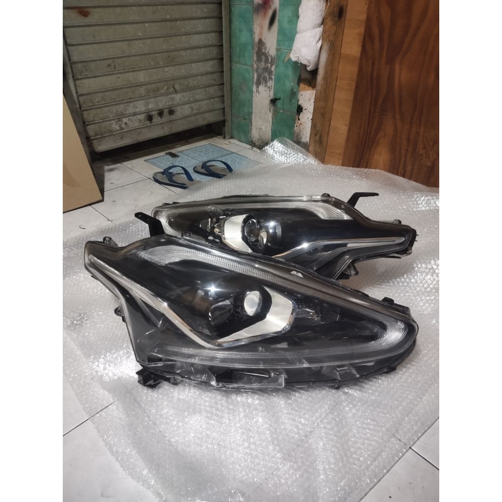 headlamp lampu depna sienta Q original