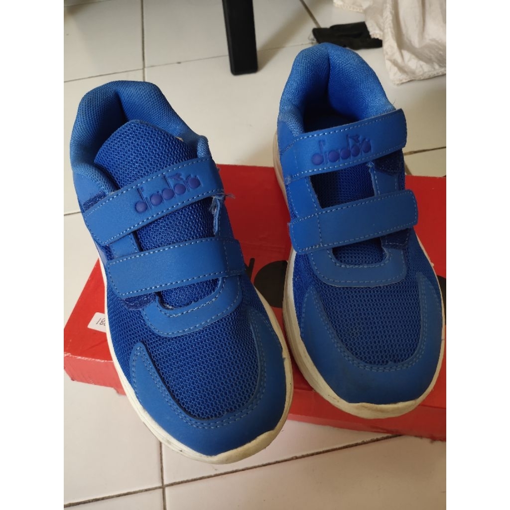 Sepatu anak Diadora