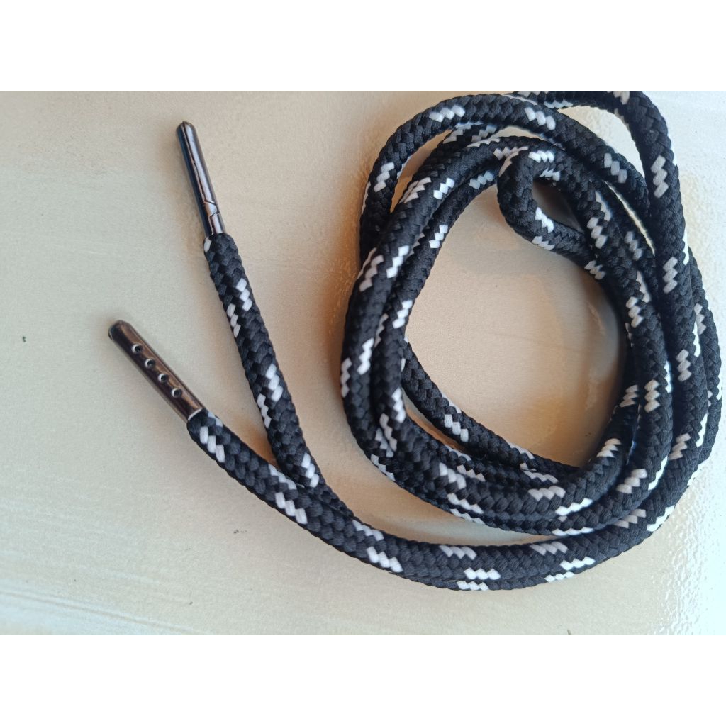 tali sepatu ujung besi