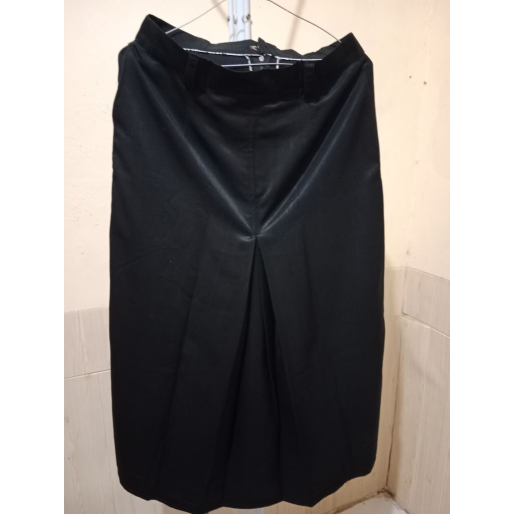 Rok Hitam Span Garis 1 di Depan