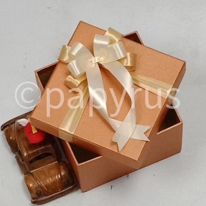

PAPYRUS 15x15 Tinggi 8cm Kotak Kado Gift Box Hardbox Hampers V3
