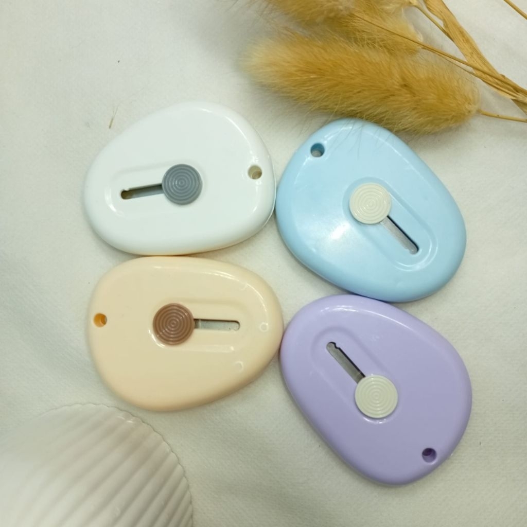 

Gantungan Pisau Cutter Mini Polos Cutter Oval Cutter Warna Pastel dalam Pilihan Warna Cerah dan Menarik