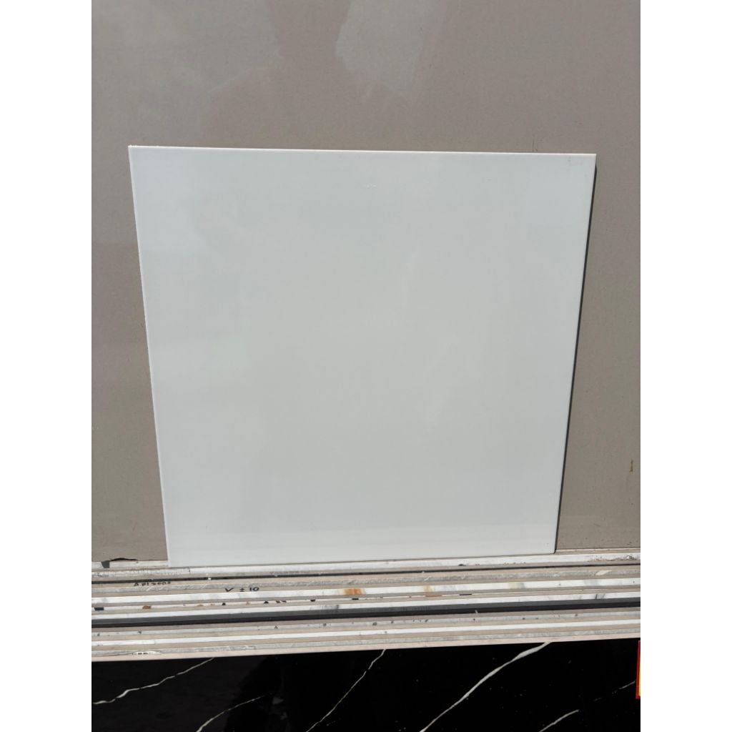 Keramik Putih Glossy 40x40 Mulia Accura