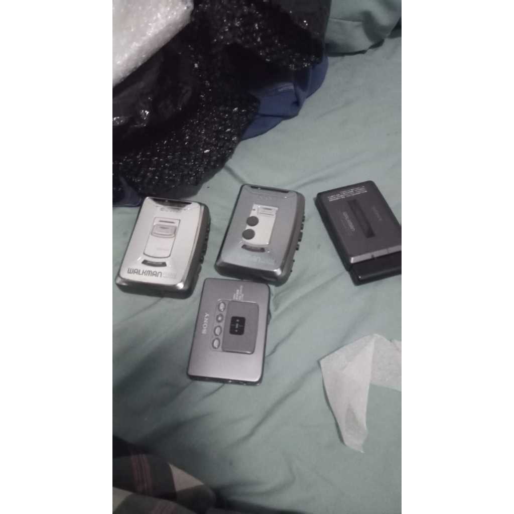 6 Walkman ( 5 sony + 1 samsung ) 4 hidup dan nyala, 1 nyala ada suara mesin (wm r2) satu lagi mati
