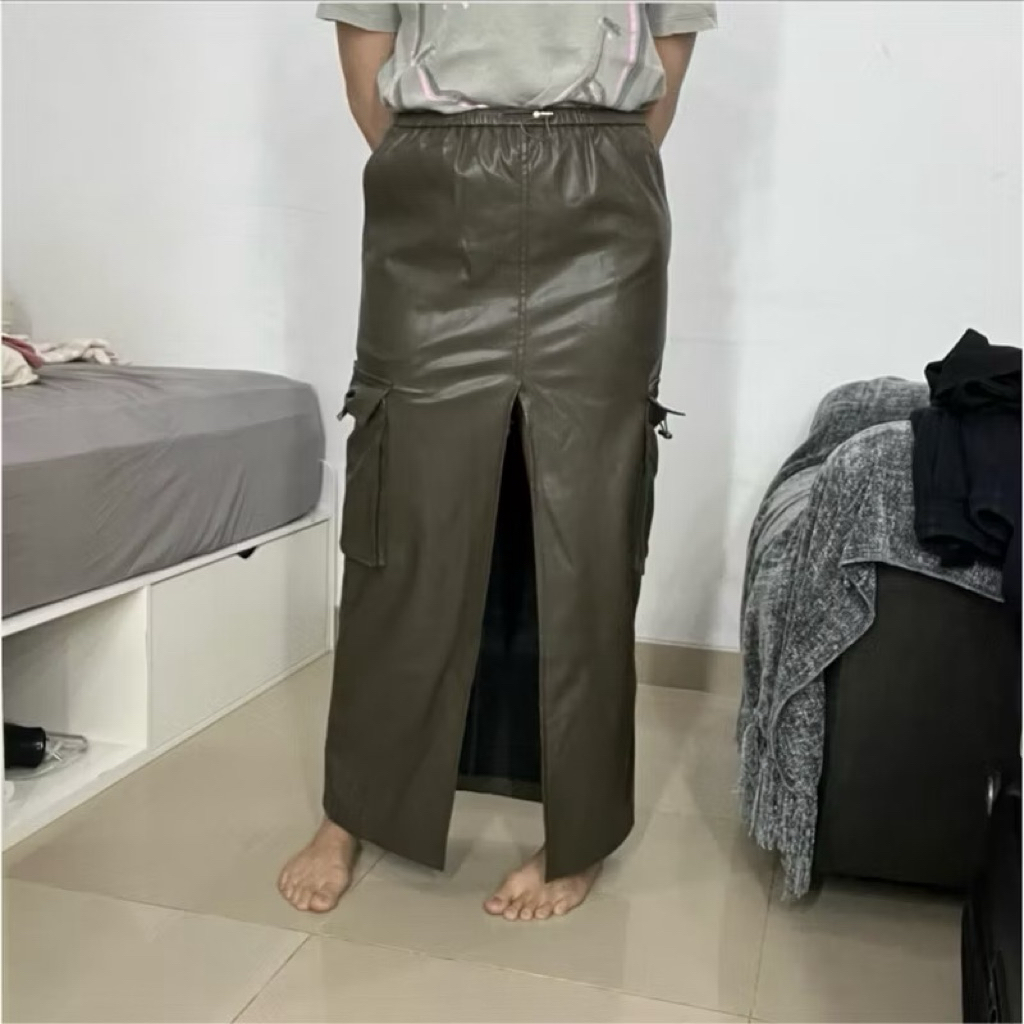 (Preloved) 3Mongkis Synthetic Leather High Slit Midi Skirt / Rok Sepan Kulit Belah - XS / Army Green