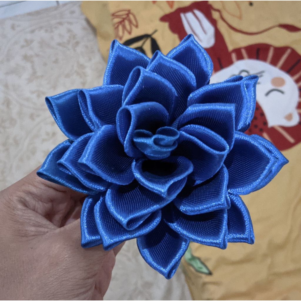 

Bunga dahlia pita satin warna benhur