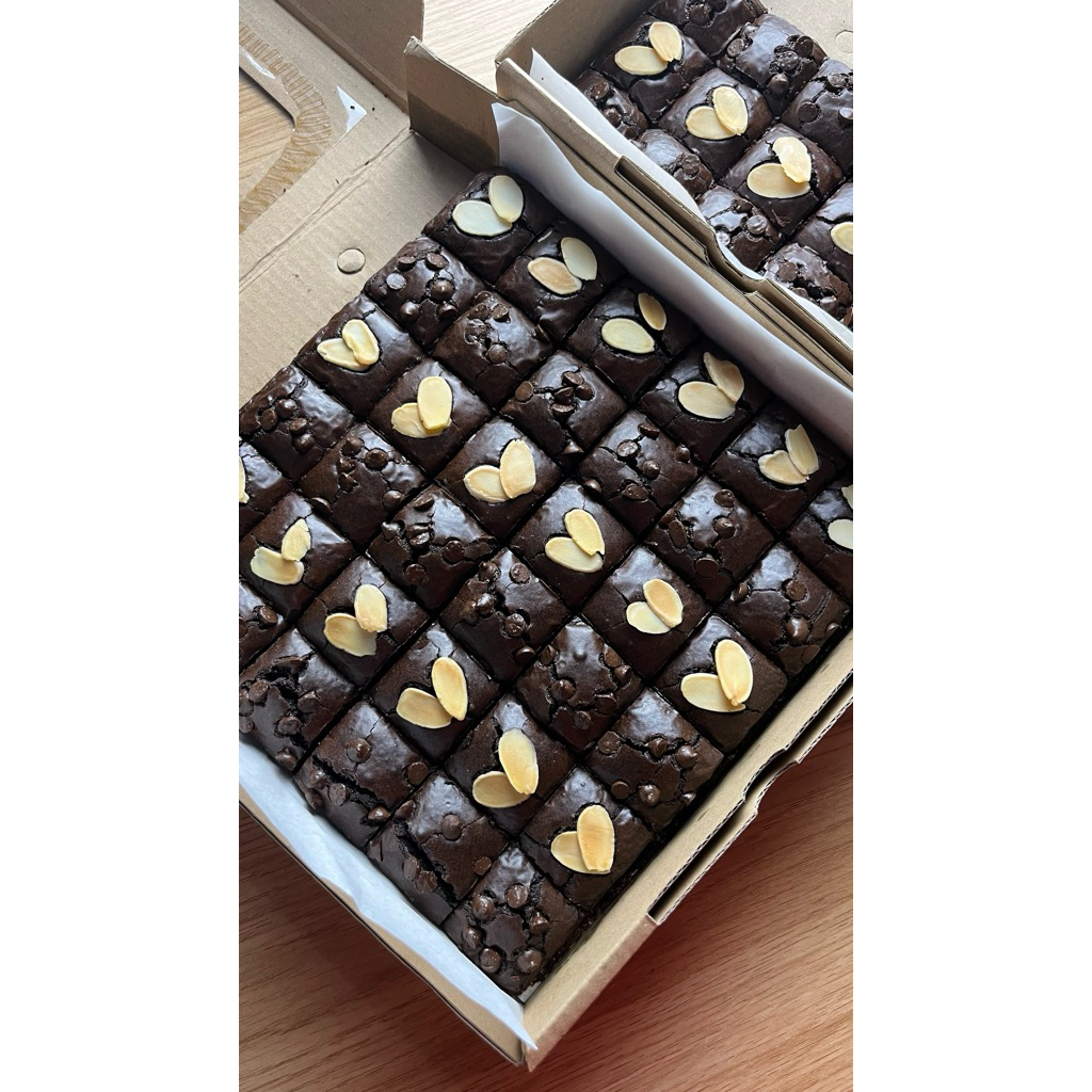 

(LUAR KOTA) BROWNIES DENGAN TOPPING PILIHAN