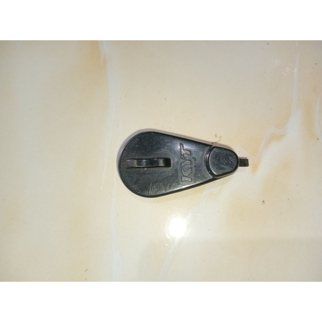 penutup kancing helem kyt ori.bisa dibpasan di helem kyt.ink.mds.bmc dan lain lain