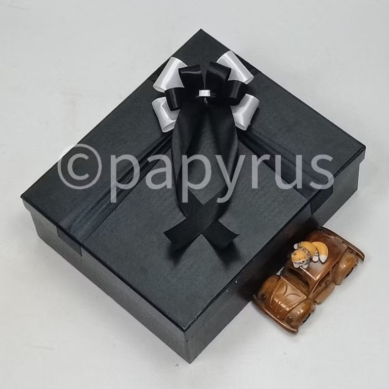 

PAPYRUS 25x30 Tinggi 10cm Kotak Kado Gift Box Hardbox Hampers V2