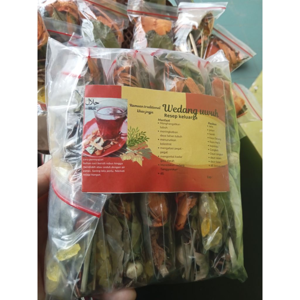 

wedang uwuh komplit ada gula batu, minuman tradisional khas jogja solo