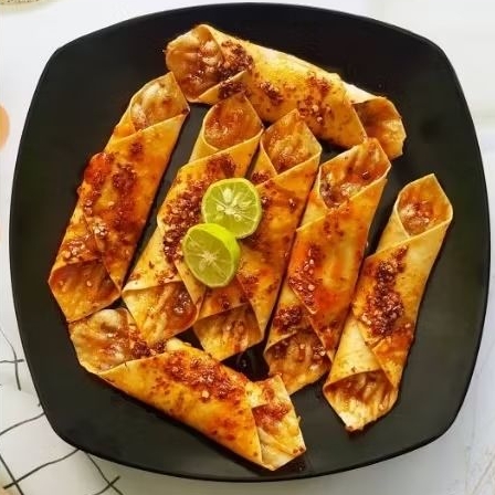 

Pangsit tulang rangu sambal chili oil, cemilan pedas yang menggugah selera.