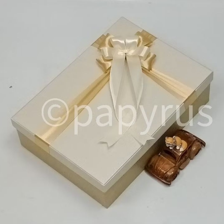 

PAPYRUS Kombinasi 25x35 Tinggi 10cm Kotak Kado Gift Box V3