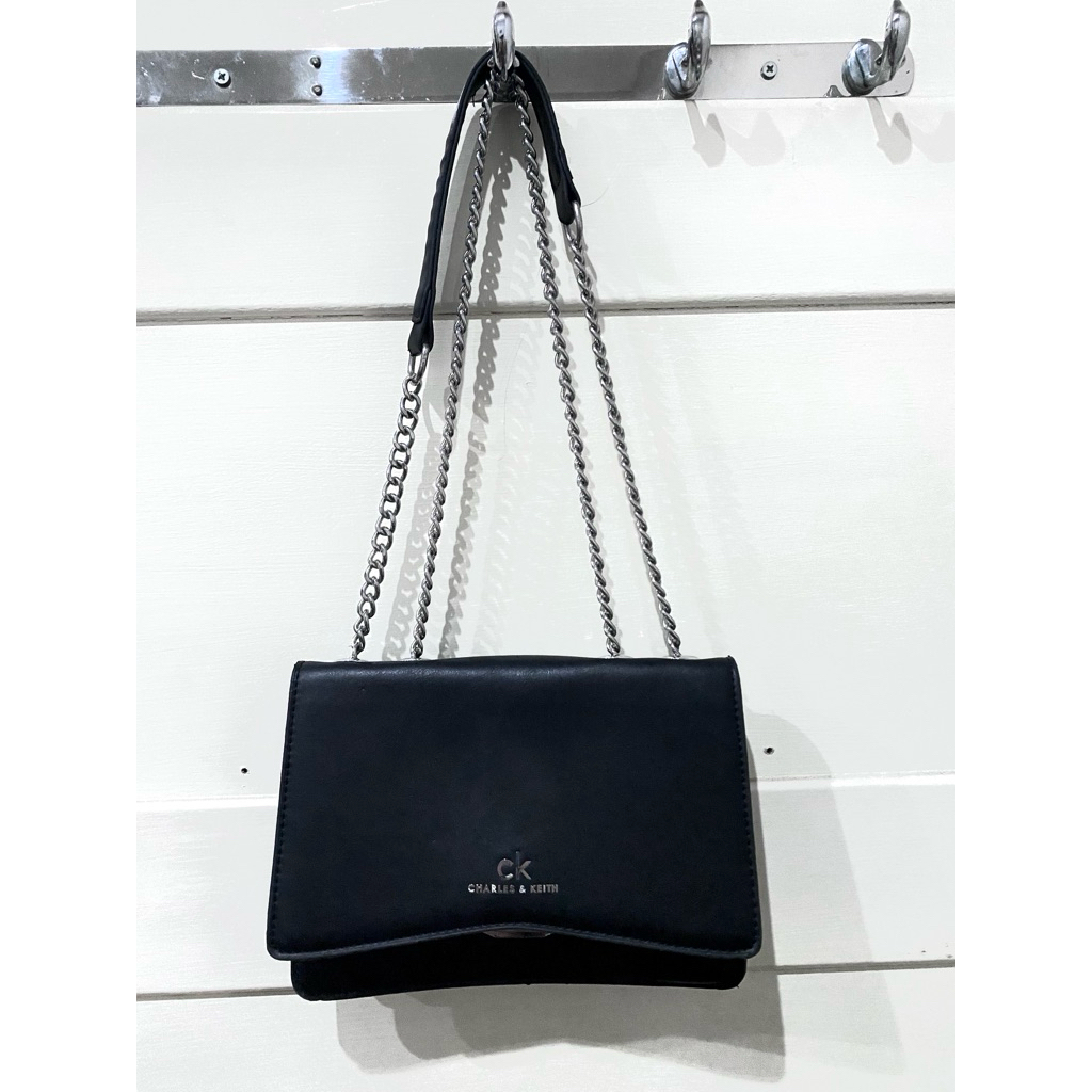 Preloved tas charles and keith dan shoulder bag
