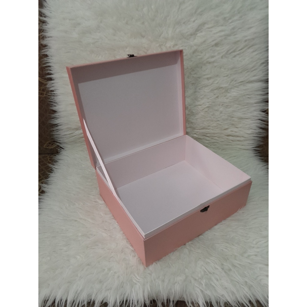 

Box Kotak Berkunci uk 25x25x8, Gift Box Kotak variasi kunci / Kotak Kado Hadiah / Hadiah Kotak Kado / Box Hampers Hardbox murah / Hardbox