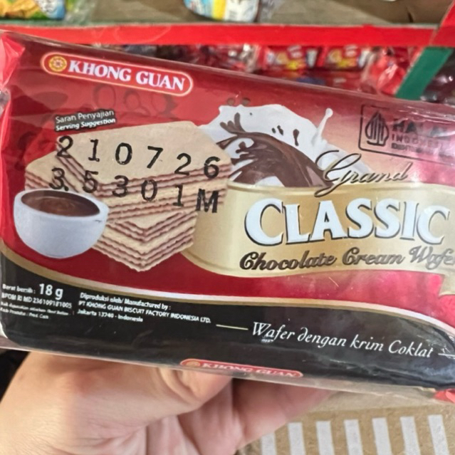 

Khong guan classic chocolat cream wafer krim cokelat 1 pack isi 10 bungkus