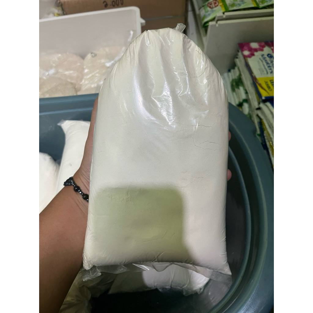 

Tepung Terigu kemasan merek Lencana merah 1 kg
