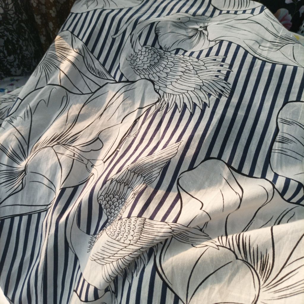 Kain Katun Motif Garis Bunga Ikan – Bahan Jahit Adem Halus untuk Dress, Kemeja, Gamis, Craft (Harga 