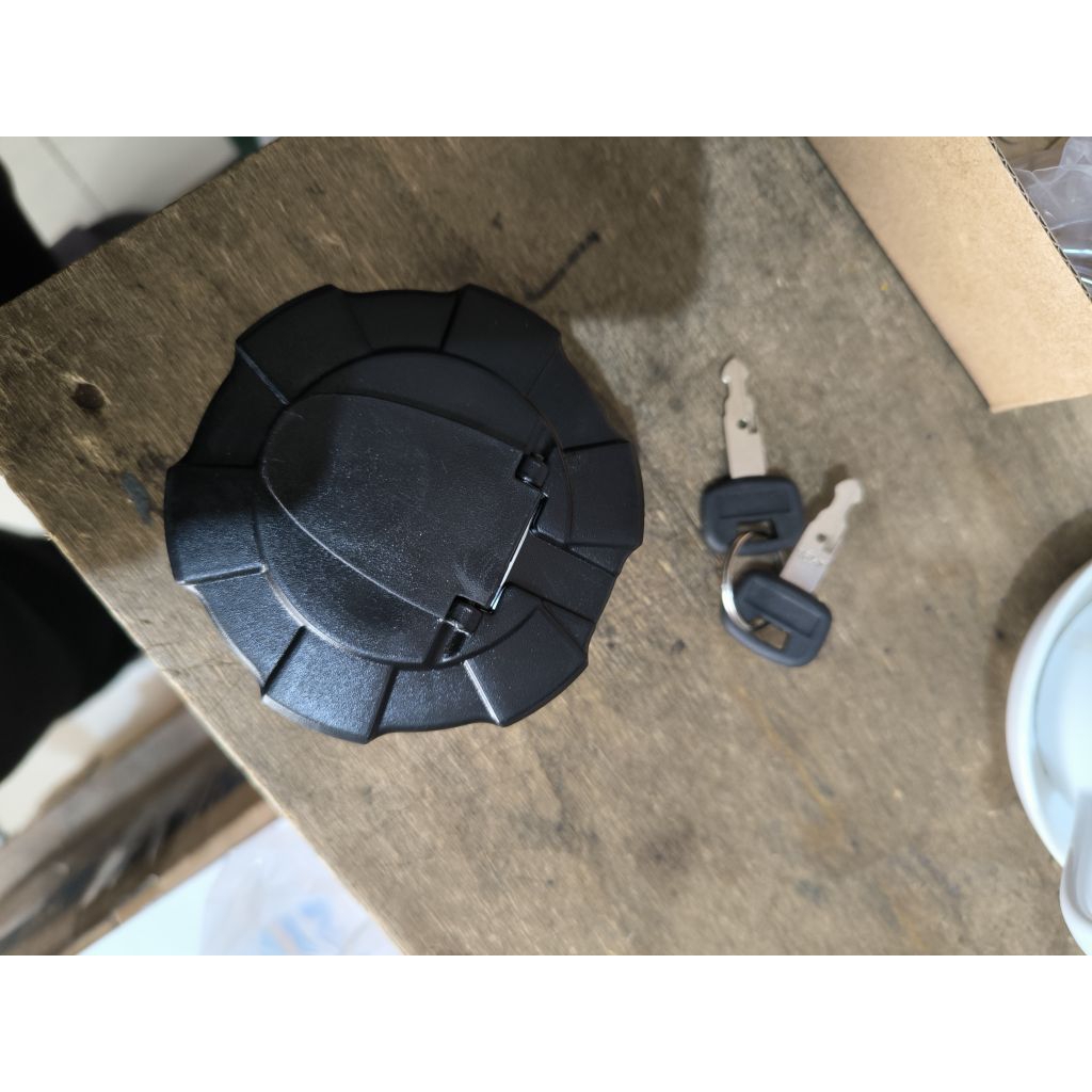 TUTUP TANGKI SOLAR SK50 SK50-5 SK50P-6 FUEL TANK CAP SK50 SK50-5 SK50P-6 TUTUP TANGKI KOBELCO SK50 S