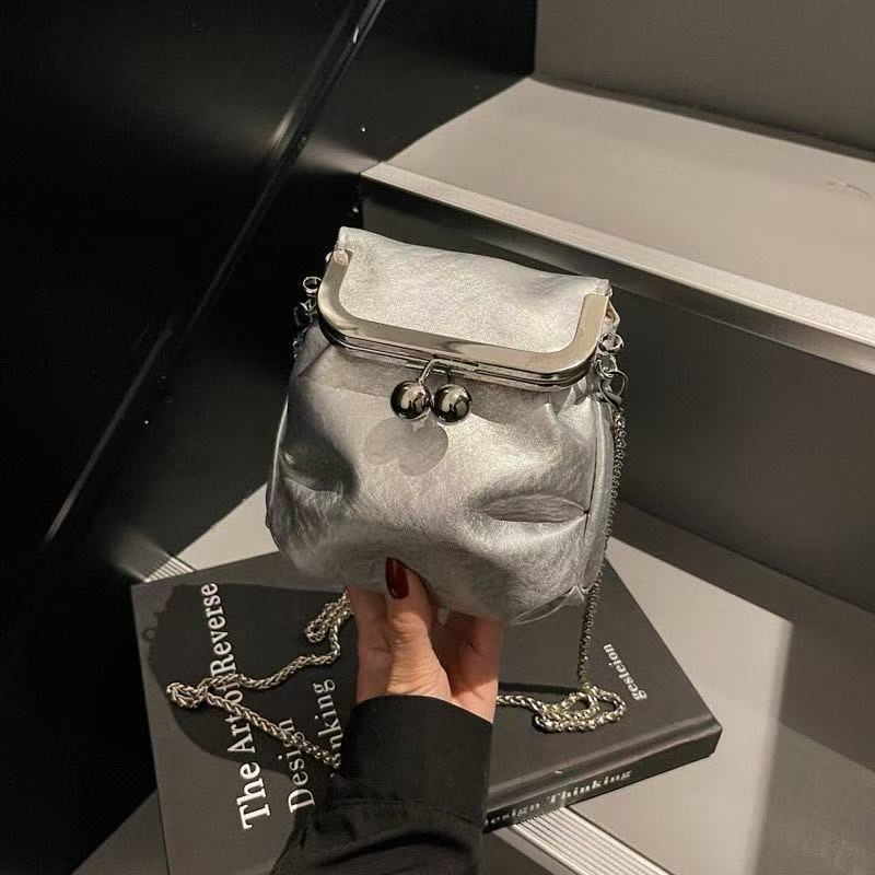 Ready【COD】Tas Wanita Perak 2024 Musim Panas Baru Tas Selempang Rantai Seratus Tas Mini