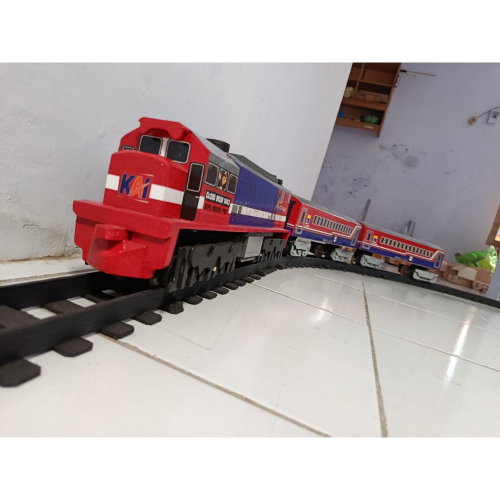miniatur kereta kayu cc205 bermesin dan 2 gerbong logawa merah + batrai cass + rell