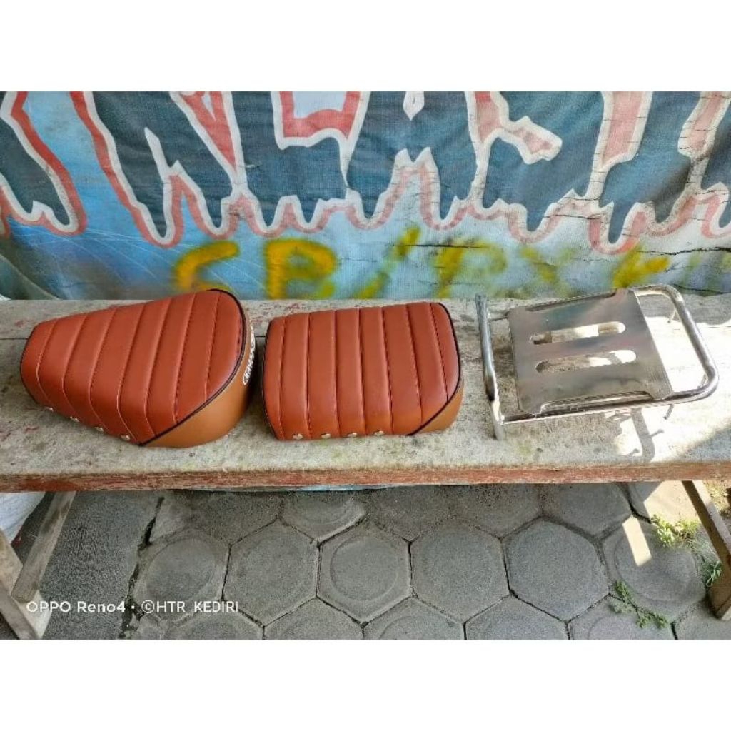 JOK PISAH / SADEL SET TATAKAN JOK BELAKANG MOTOR HONDA C50(PISPOT) C70 WARNA COKLAT SEGAR KOMBINASI 