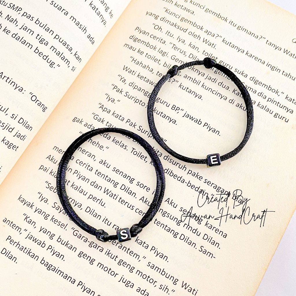 Gelang Inisial Kotak Hitam Tali Satin // Gelang Inisial Huruf Kotak Hitam