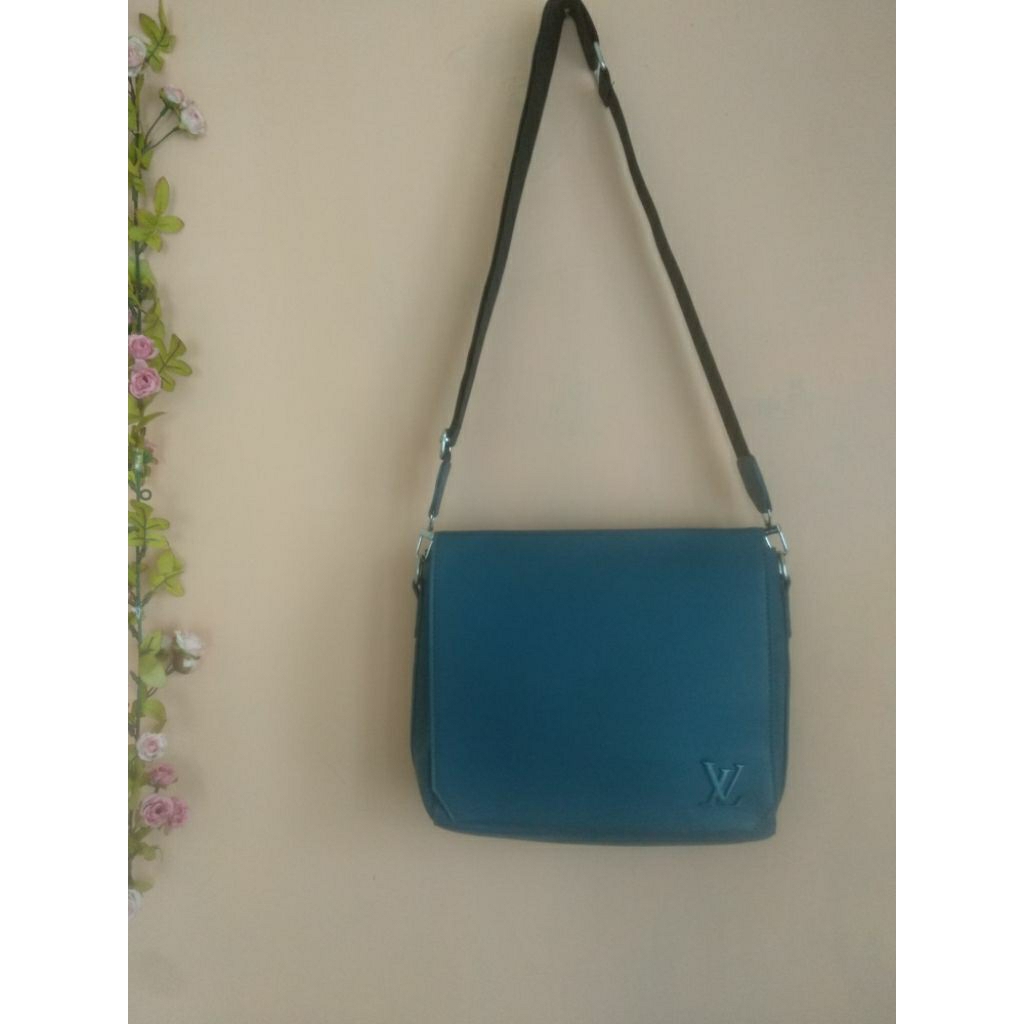 Preloved tas wanita laptop slingbag LV