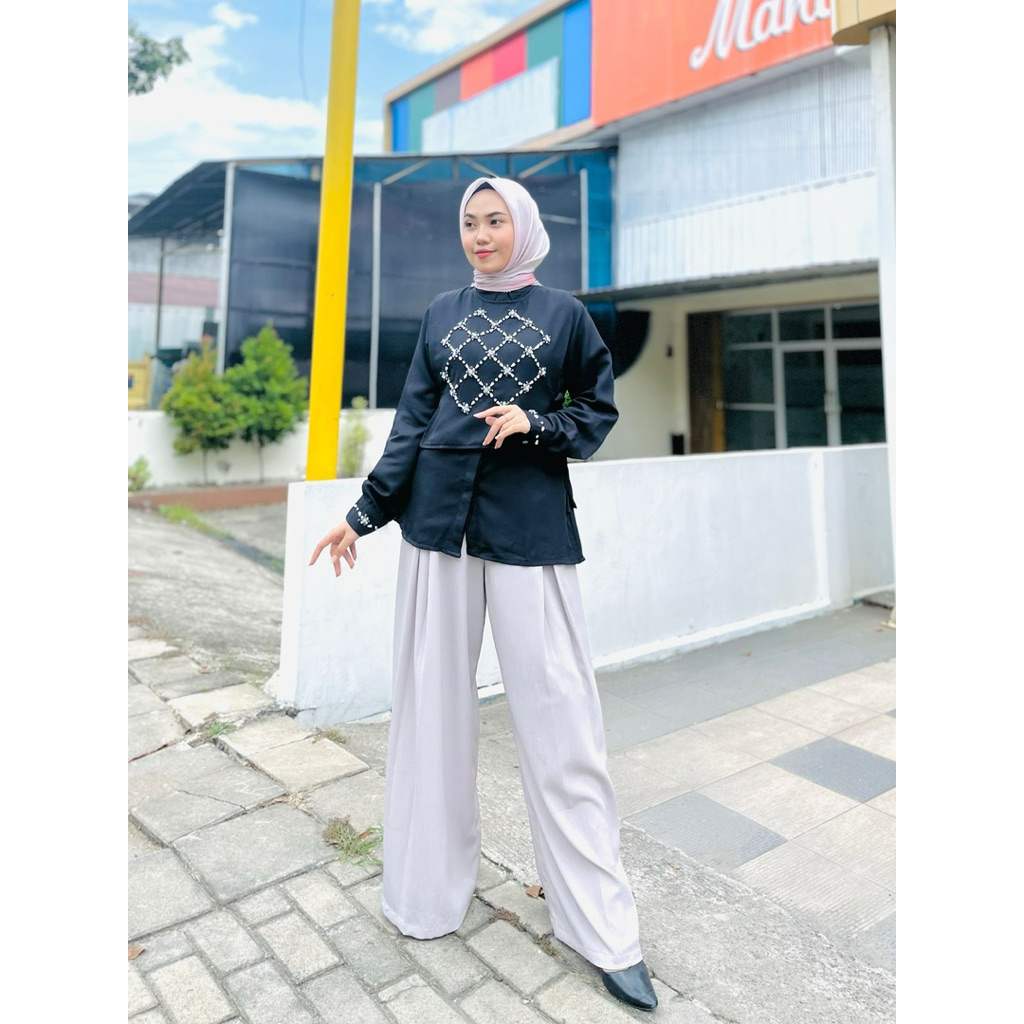 Jenna and Kaia Linqa Top Black