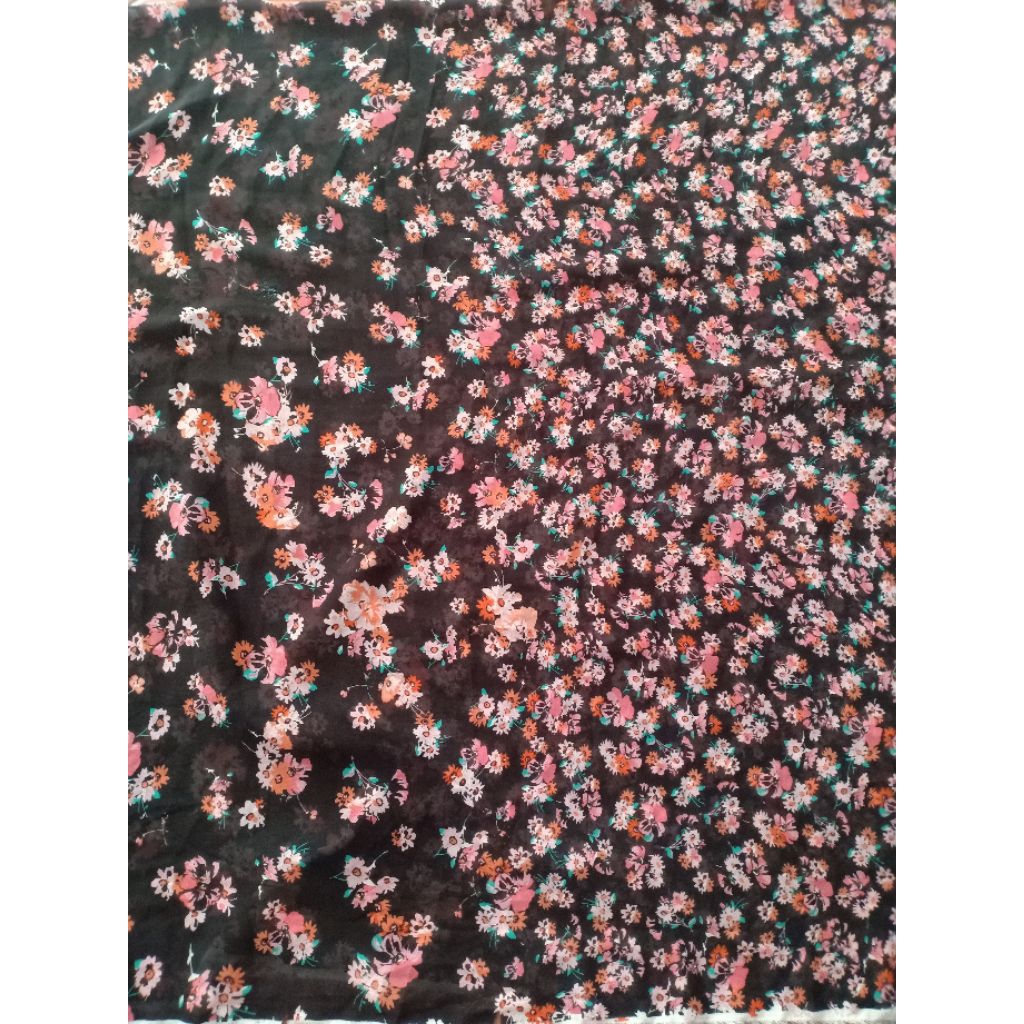 KAIN CERUTI KAIN CHIFFON TIPIS MOTIF BUNGA KECIL DASAR HITAM (REQ PANJANG 50 CM = Rp11.500)