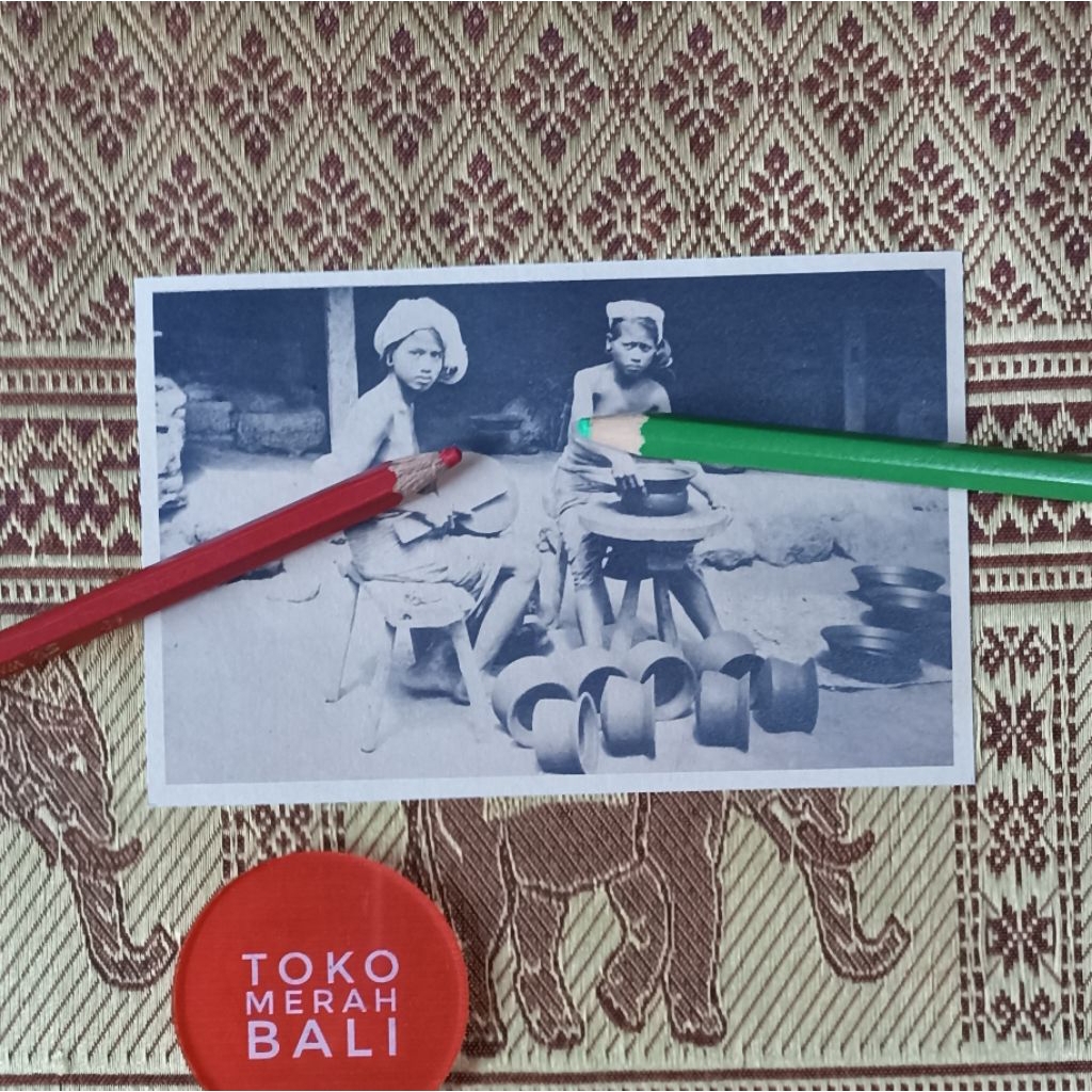 

Kartu pos perajin gerabah Bali masa Hindia Belanda NOS PPC postcard foto Tropenmuseum
