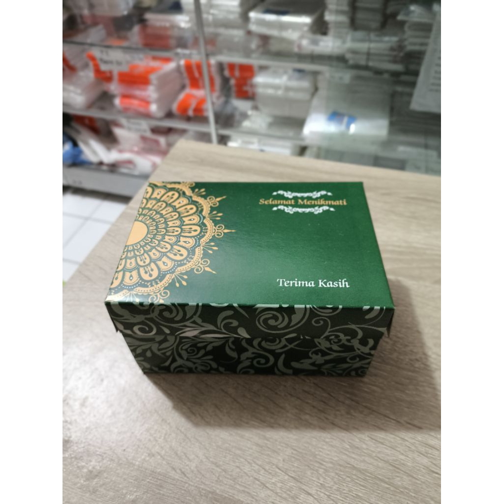 

Dus Snack Aqua Motif Merak Hijau