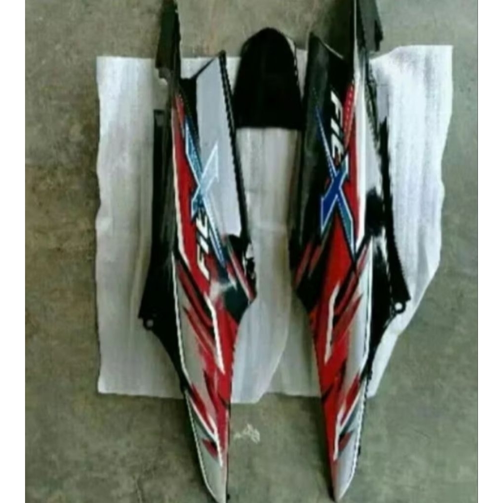 Cover body belakang motor Honda Supra fit new Warna HITAM Set striping MERAH V4