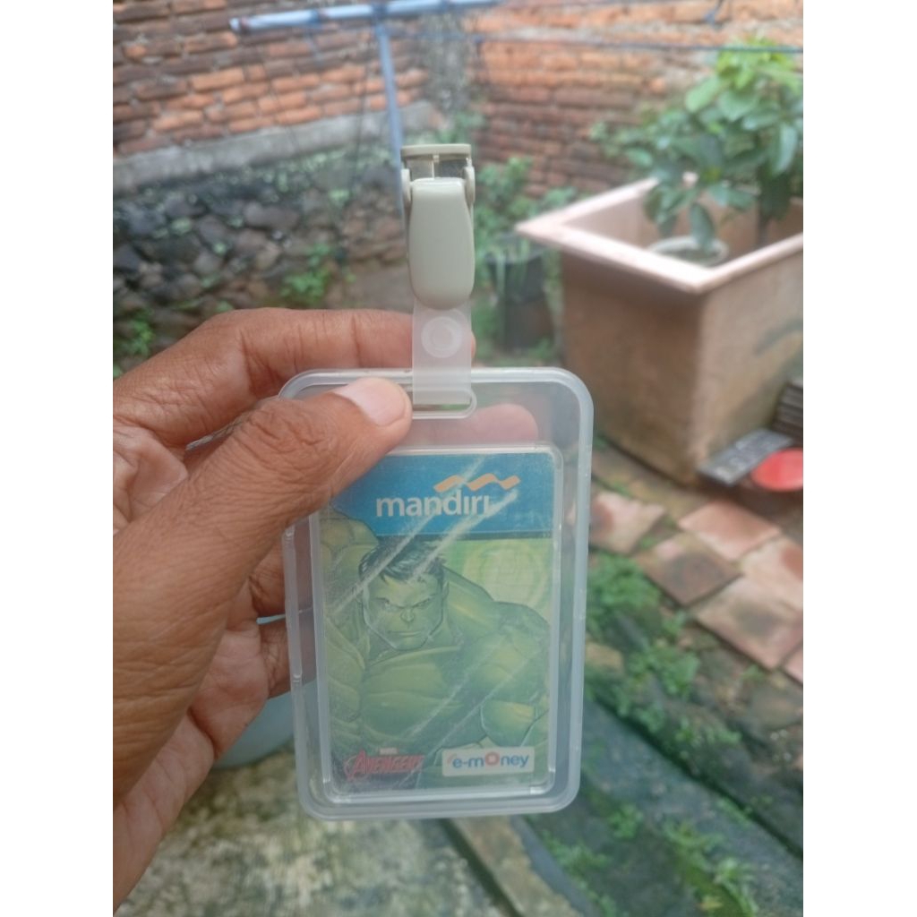 

Tempat name tag id card anti percikan air plus jepitan penjepit kerang abu abu keputih putihan terlaris