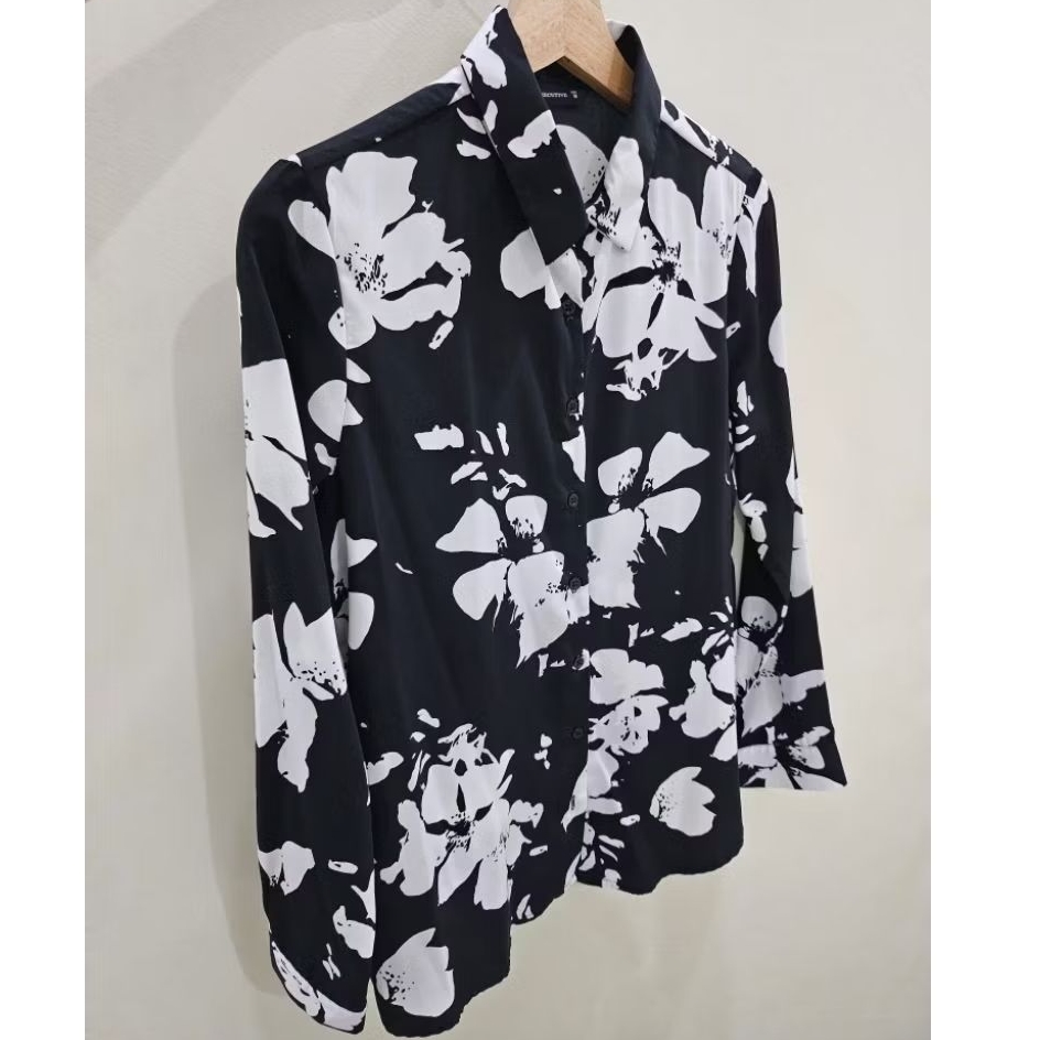 Kemeja Wanita Motif Bunga Putih The Executive Never Been Used