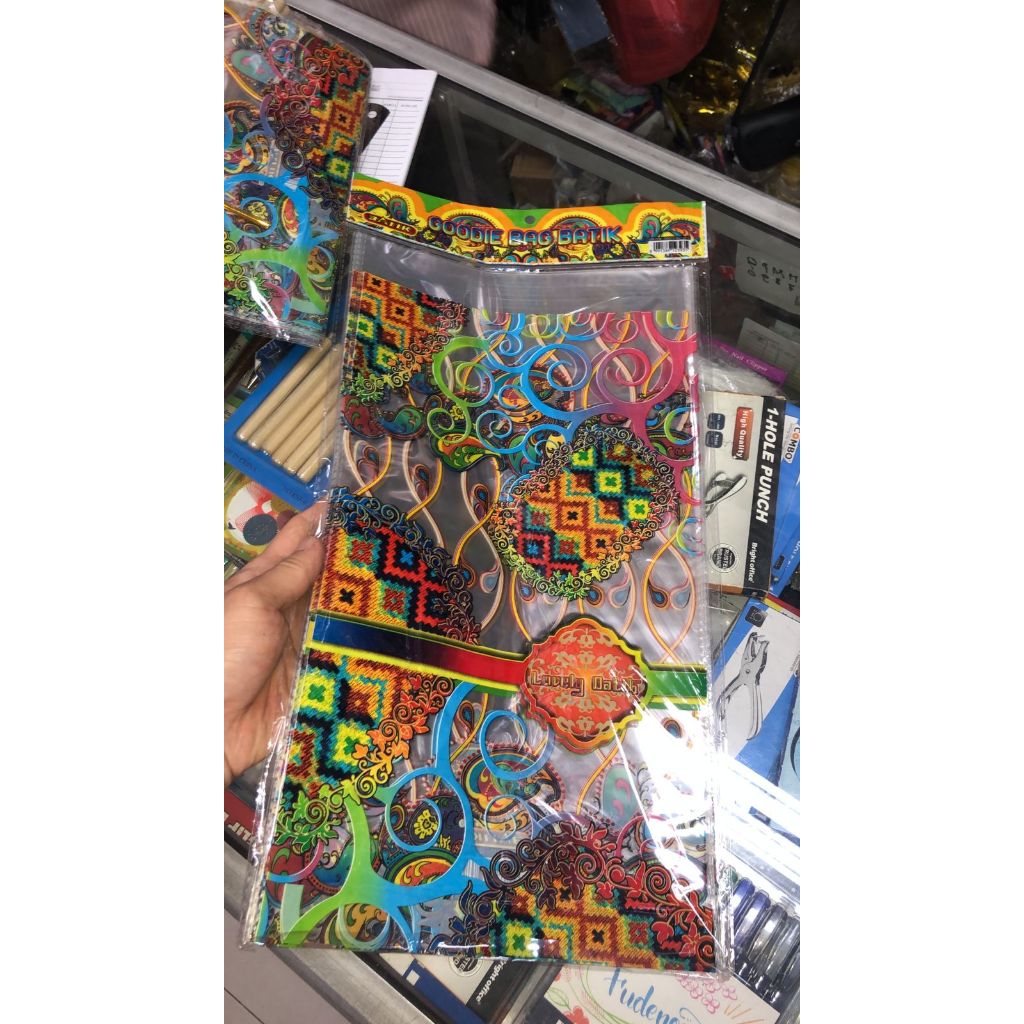 

plastik opp batik isi 10 ( untuk kado formal 17 agustus ultah atau sekolah) bisa diisi snack dll ukuran 24 x 33 cm plus kawat pengikat
