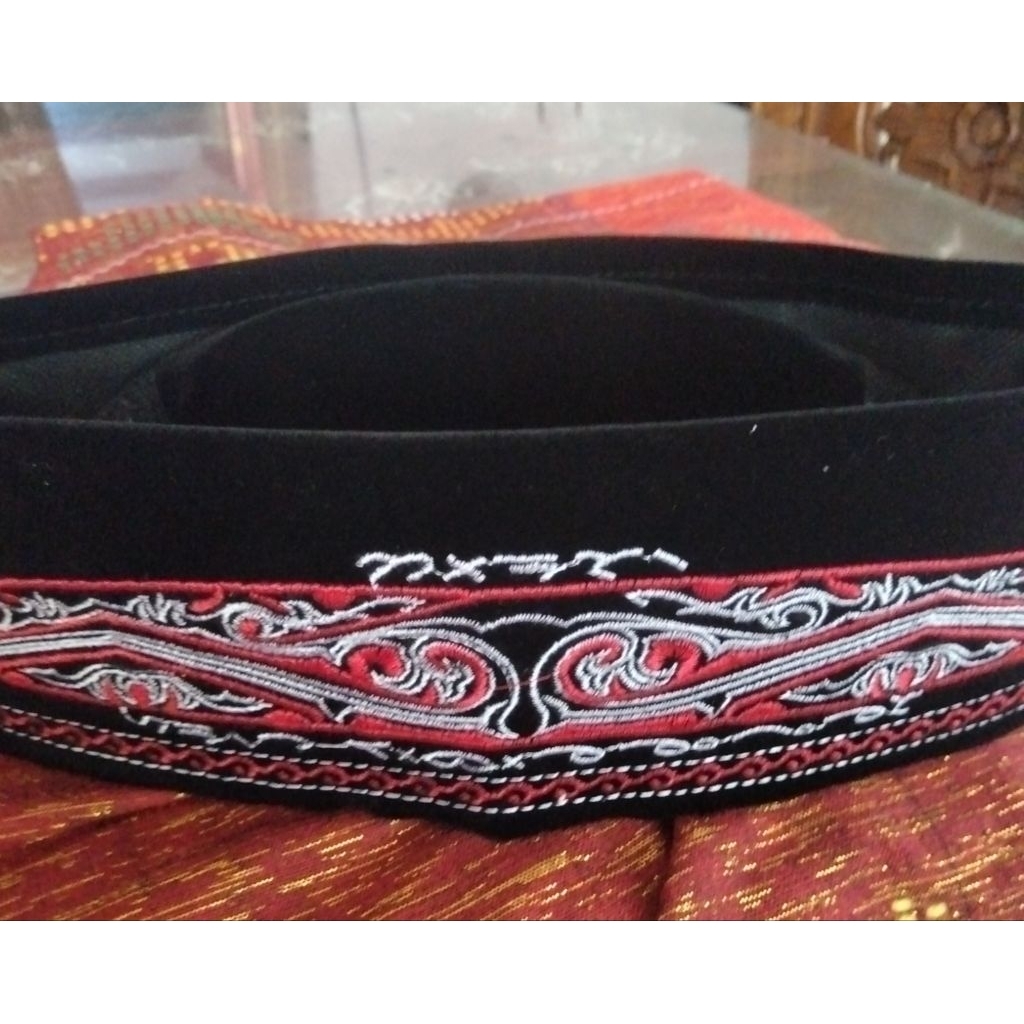 Peci motif Gorga Batak